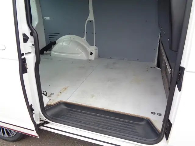 Volkswagen Transporter view 10