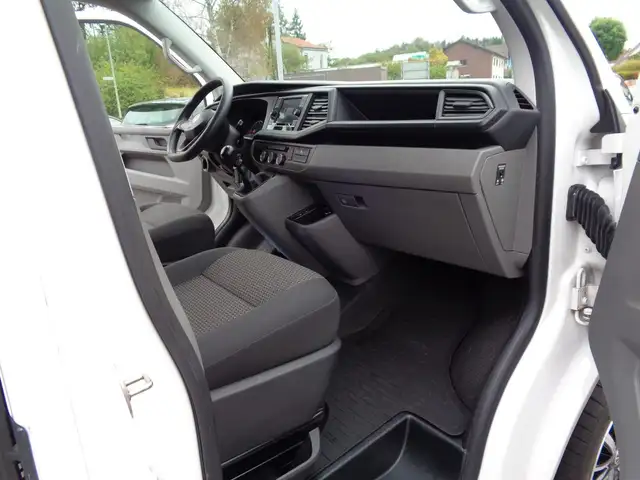 Volkswagen Transporter view 11