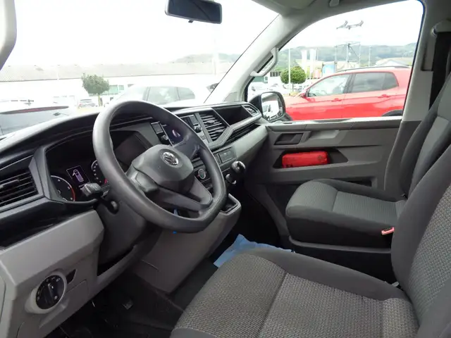 Volkswagen Transporter view 8