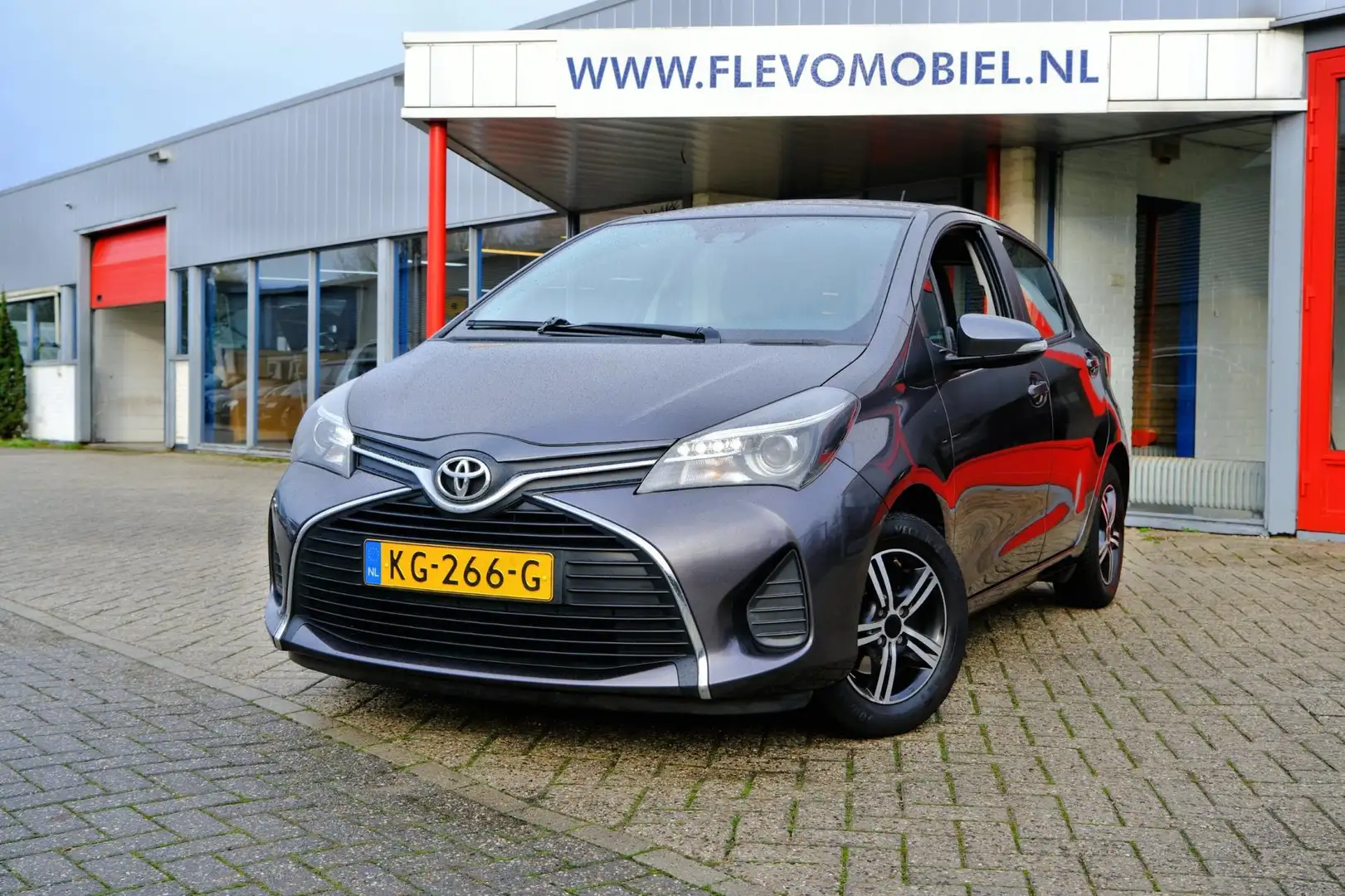 Toyota Yaris 1.0 VVT-i Trend 5-drs Navi|Cam|Clima|LMV Grijs - 1