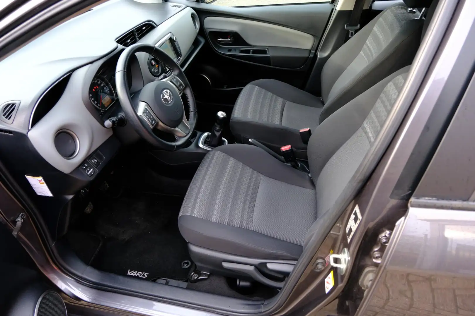 Toyota Yaris 1.0 VVT-i Trend 5-drs Navi|Cam|Clima|LMV Grijs - 2