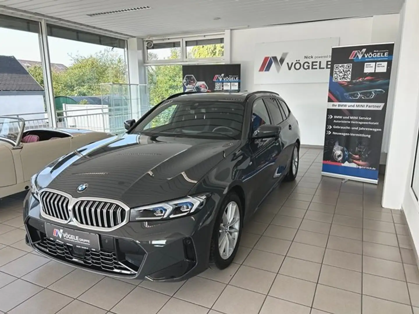 BMW 320 i Autom. Touring MSportpaket AHK Panorama Glasdach Grau - 2