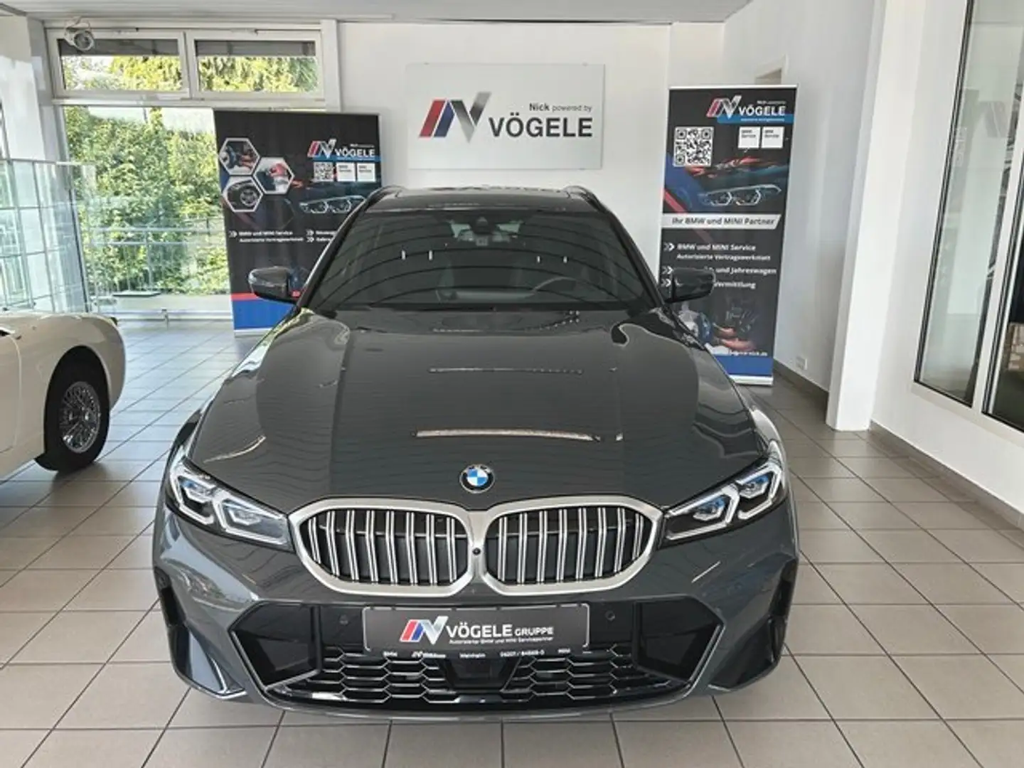 BMW 320 i Autom. Touring MSportpaket AHK Panorama Glasdach Grau - 1