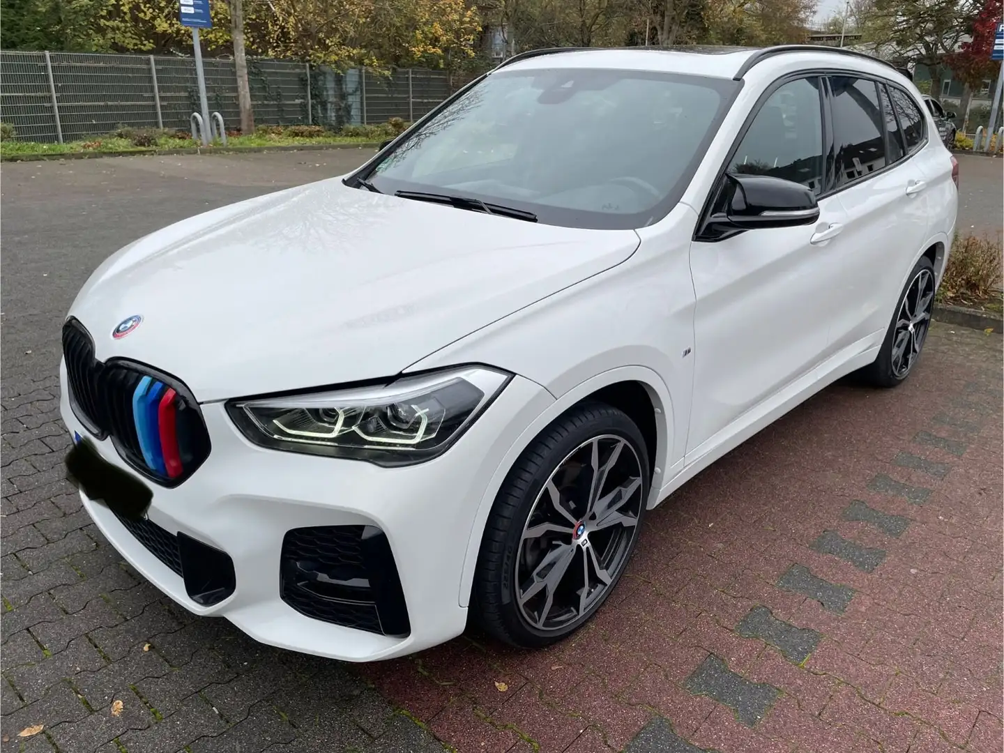 BMW X1 xDrive 20 d M Sport Navi Pano LED DAB 8-fach Weiß - 1