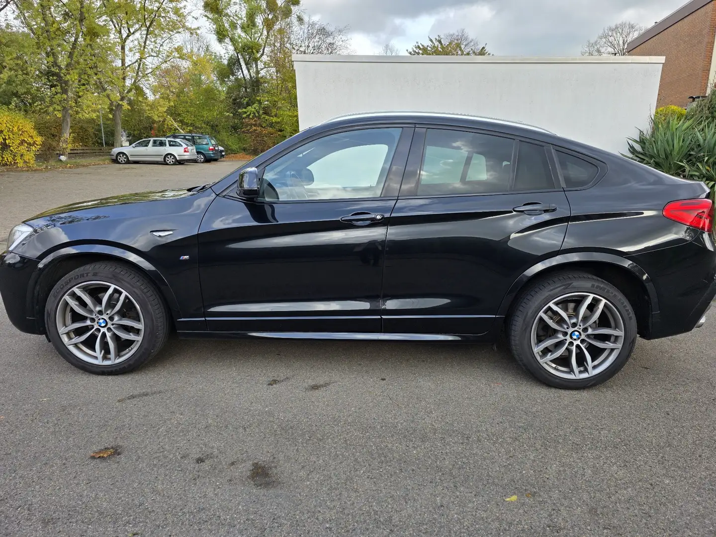 BMW X4 M Schwarz - 1