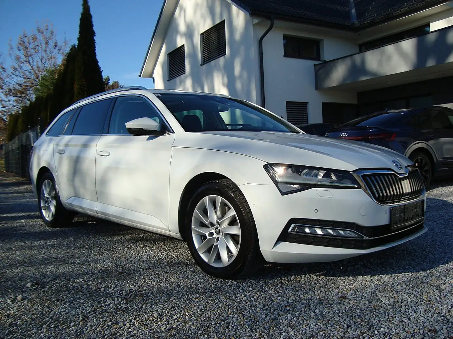 Skoda Superb Kombi 2,0 TDI Style DSG Mod 22 Voll !! Weiß - 1