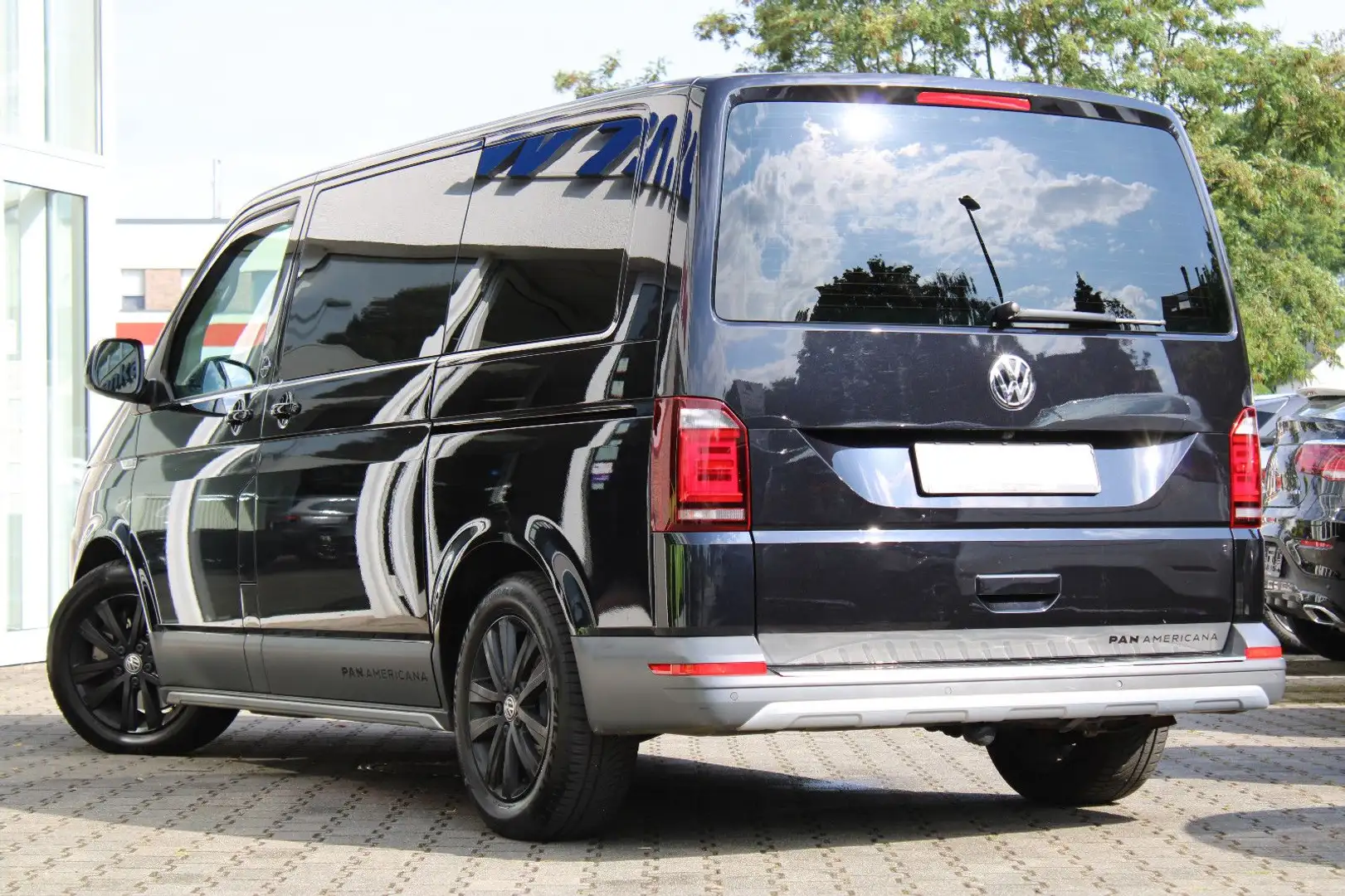 Volkswagen T6 Multivan T6 2.0 TDI DSG/PanAmericana/7 Sitze/Tisch/AHK Schwarz - 2