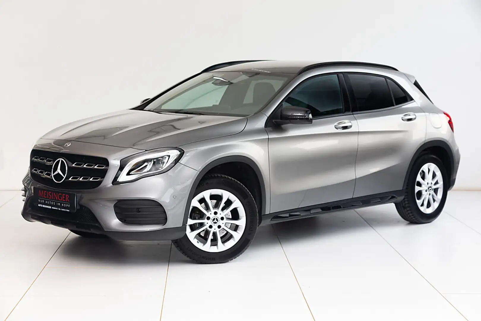 Mercedes-Benz GLA 180 Grau - 1