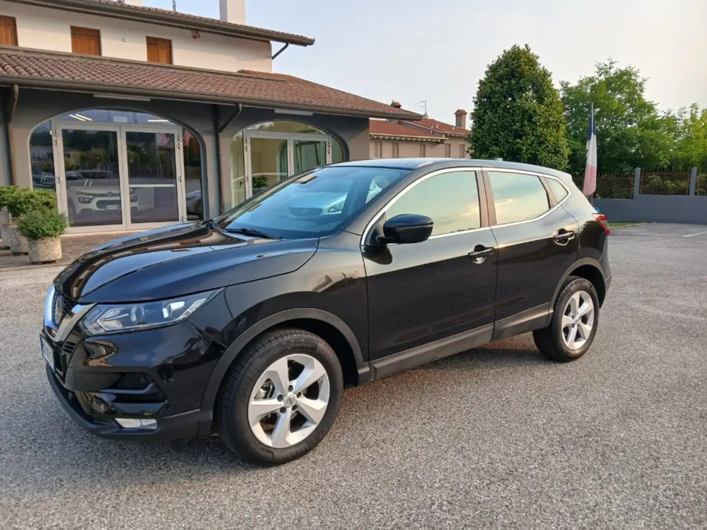 Nissan Qashqai 1.3 DIG-T 140 CV Business Schwarz - 1