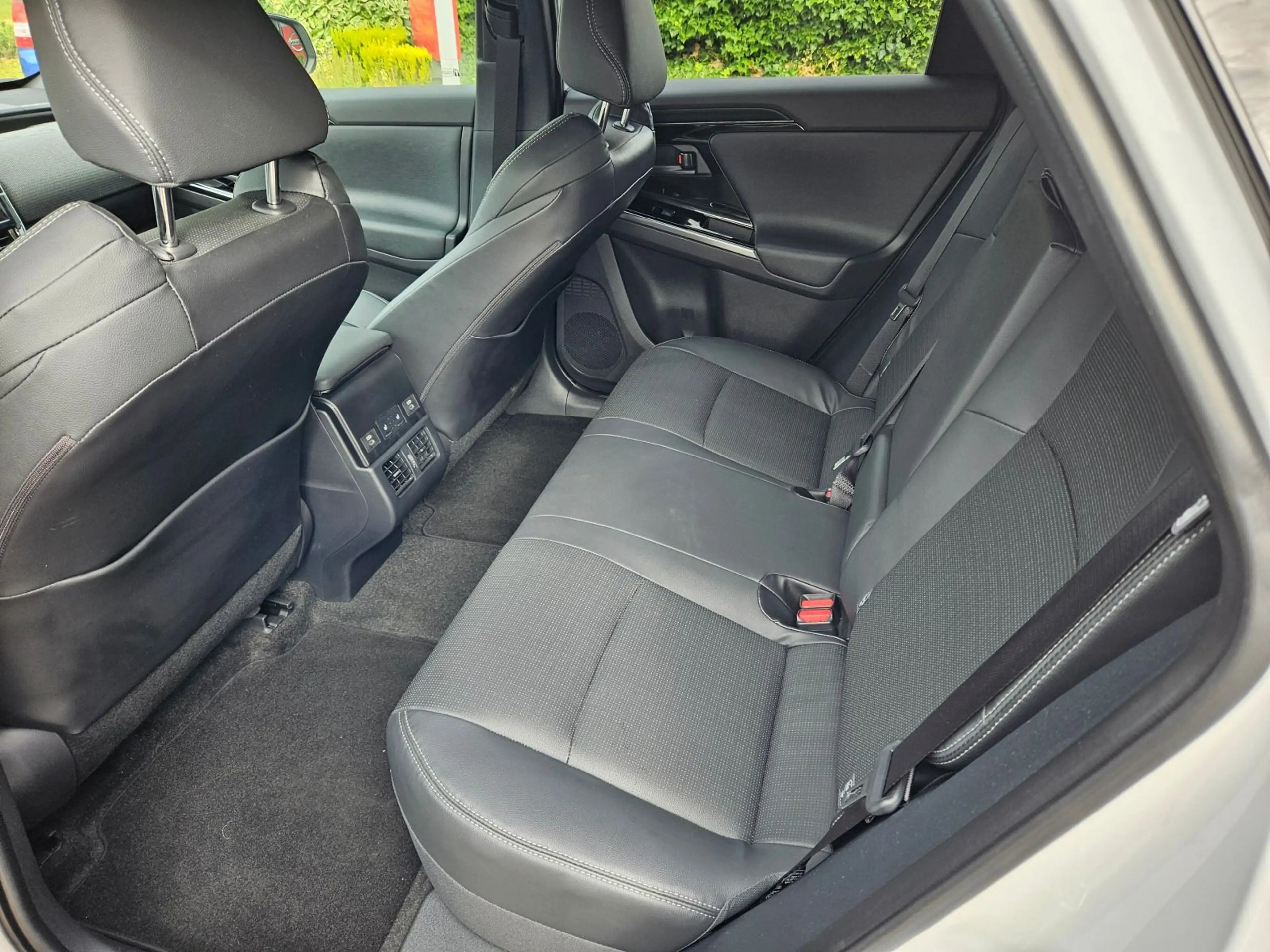 Subaru Solterra Platinum AWD — photo 8