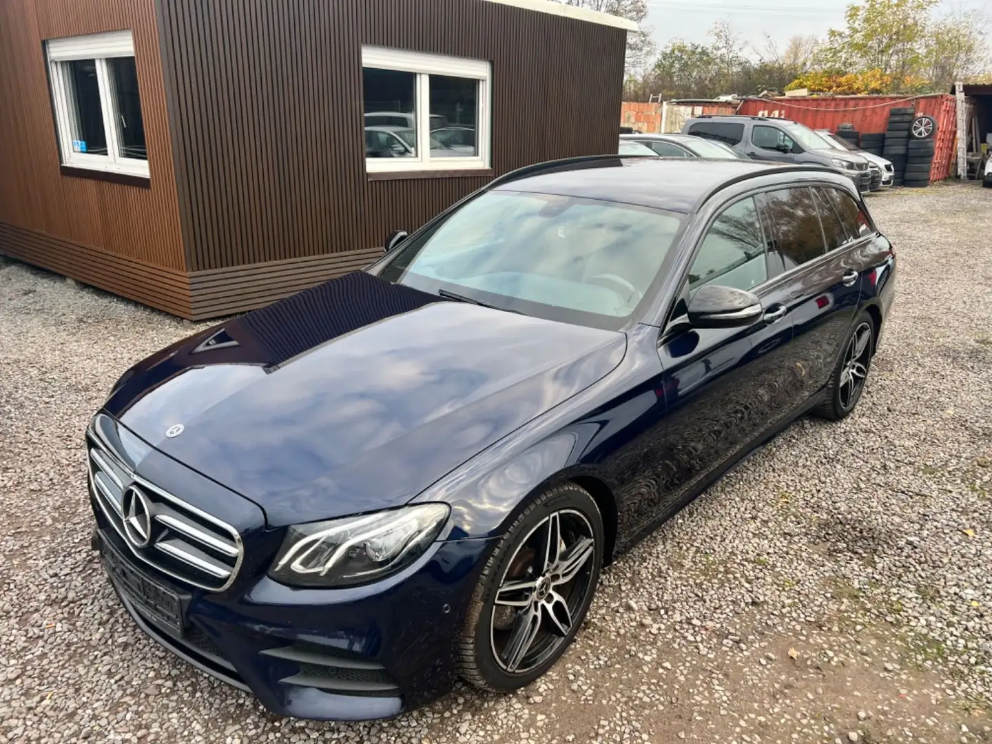 Mercedes-Benz E 350 AMG LINE Blau - 1