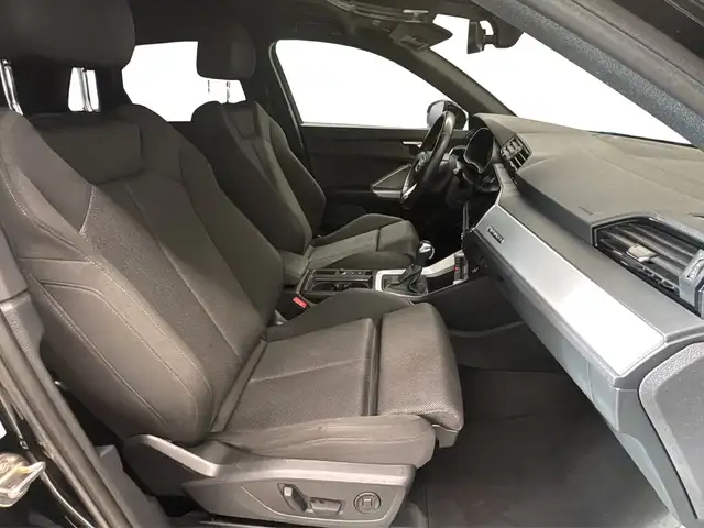 Audi Q3 view 11