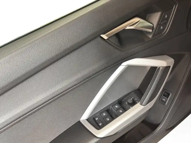 Audi Q3 view 13