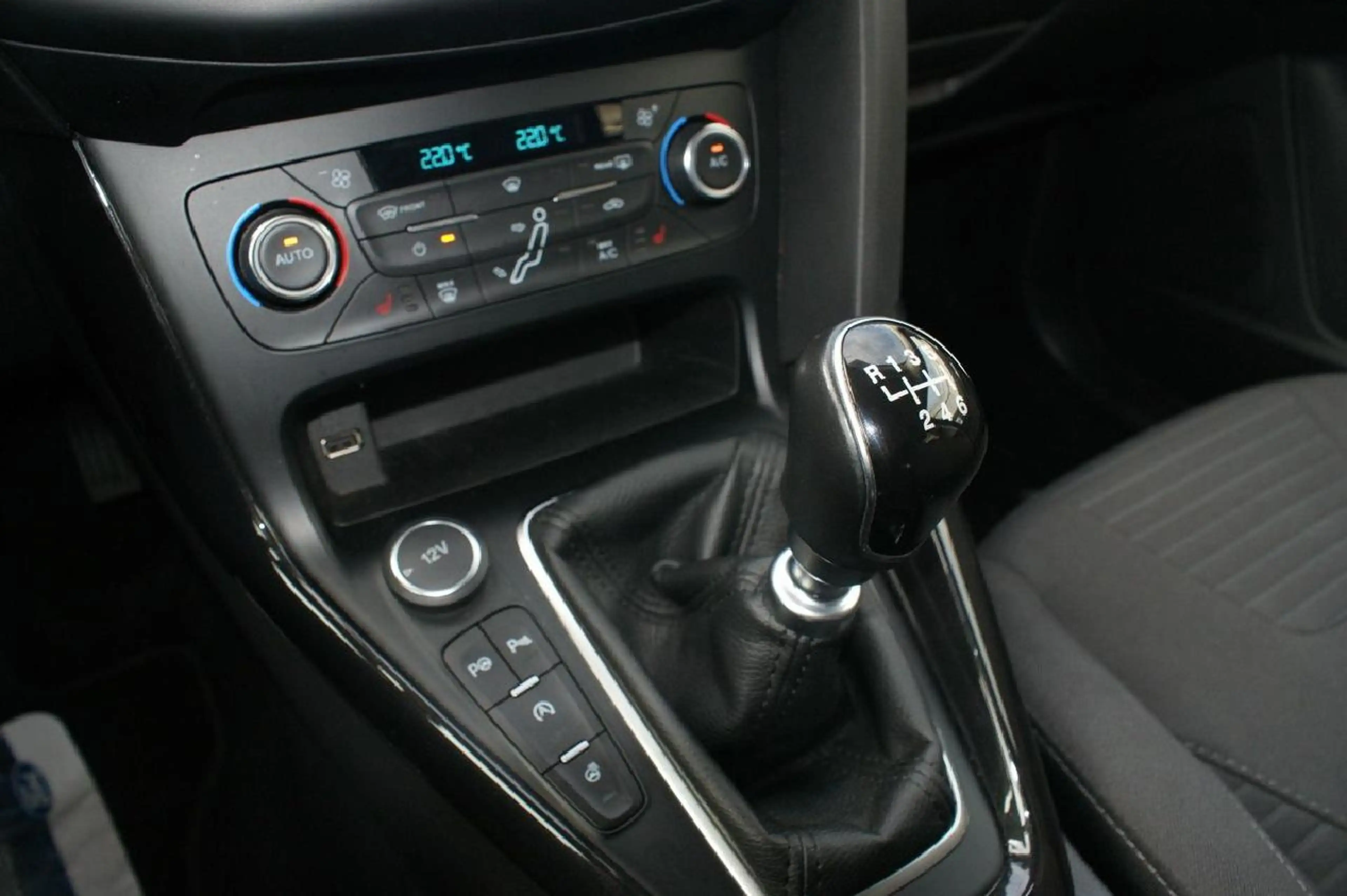 Ford Focus Titanium Navi Alu Xenon AHK — photo 13