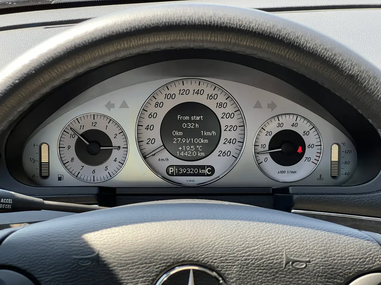 Mercedes-Benz E-Class снимка Mercedes-Benz E-Class