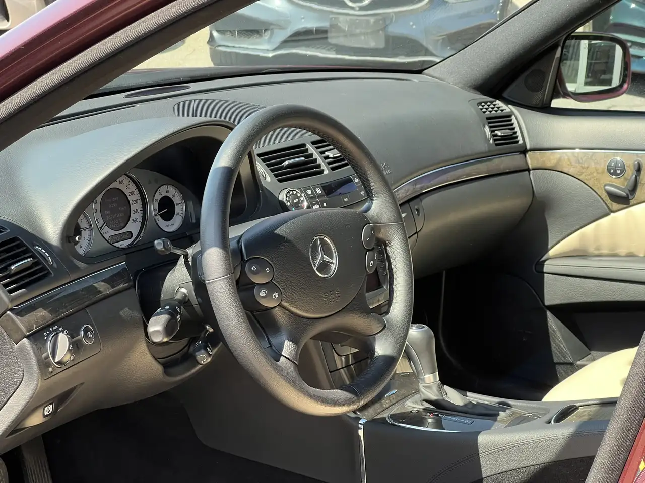 Mercedes-Benz E-Class снимка Mercedes-Benz E-Class