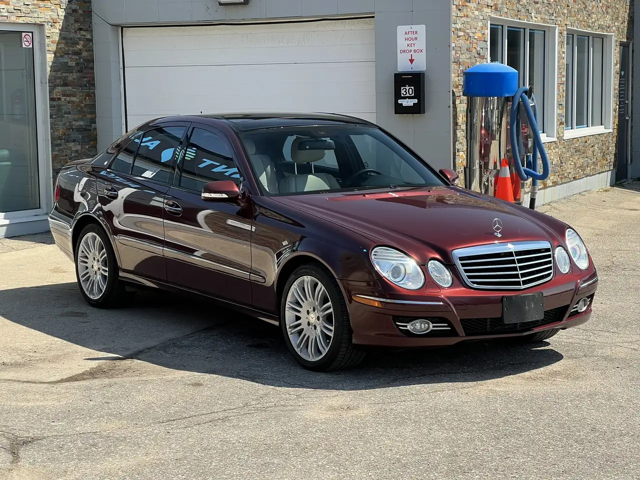 Mercedes-Benz E-Class снимка Mercedes-Benz E-Class