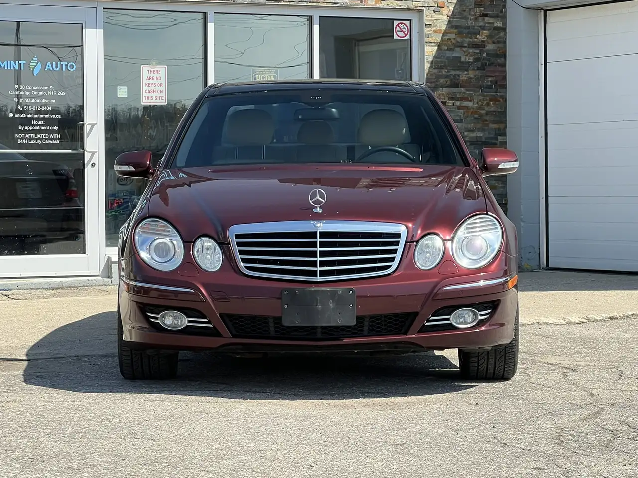 Mercedes-Benz E-Class снимка Mercedes-Benz E-Class