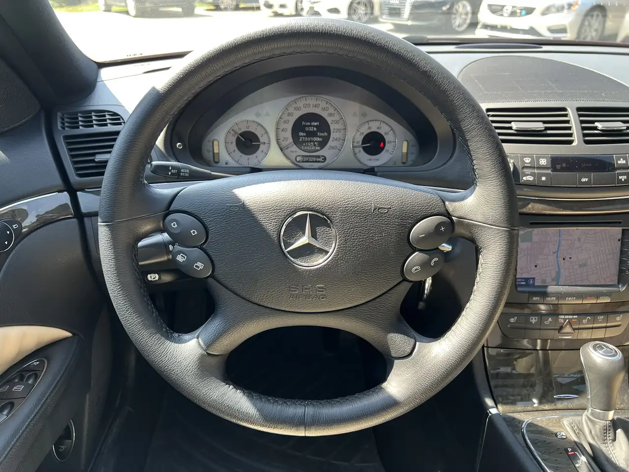 Mercedes-Benz E-Class снимка Mercedes-Benz E-Class