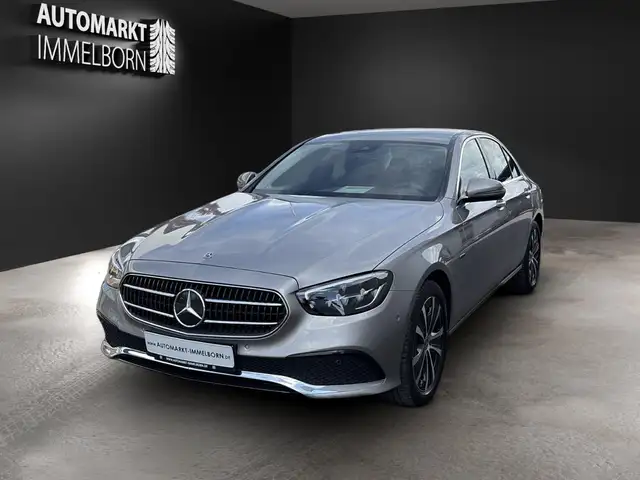 Mercedes-Benz 300 view 3