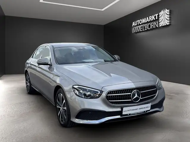 Mercedes-Benz 300 view 2