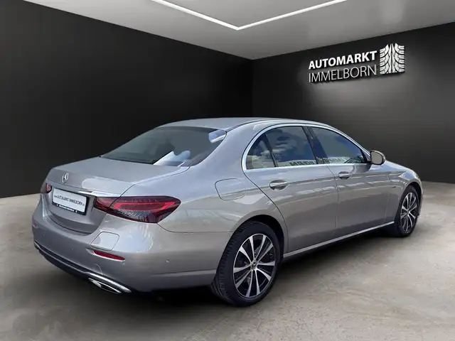 Mercedes-Benz 300 view 6