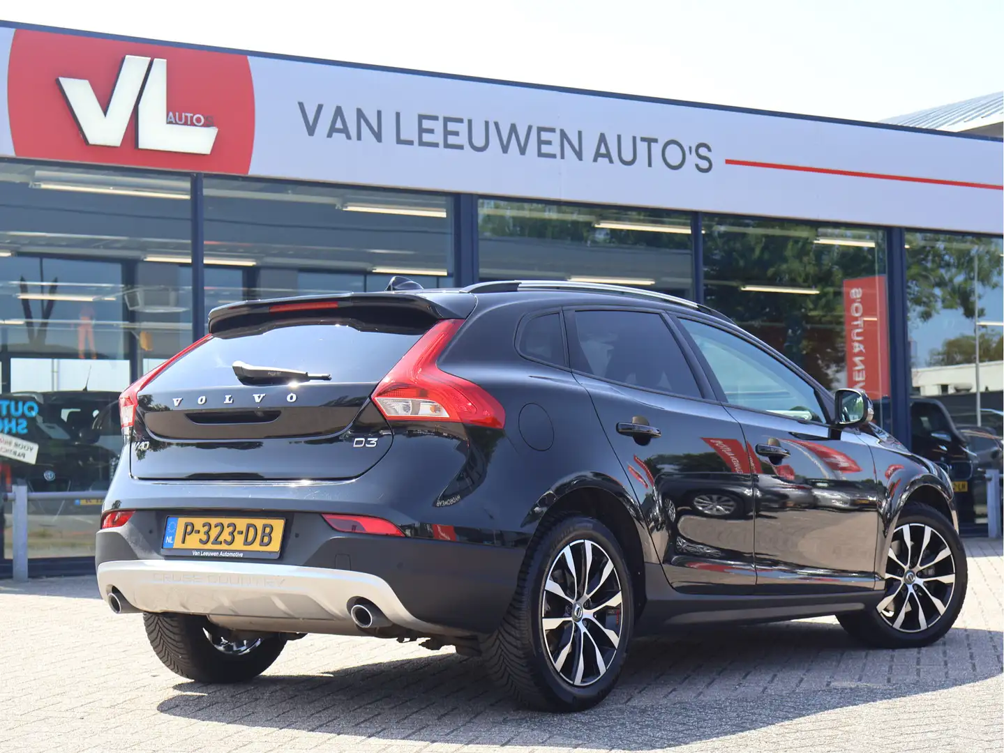 Volvo V40 Cross Country 2.0 D3 Summum | Nieuw Binnen! | ACC | BLIS | Stoel Schwarz - 2