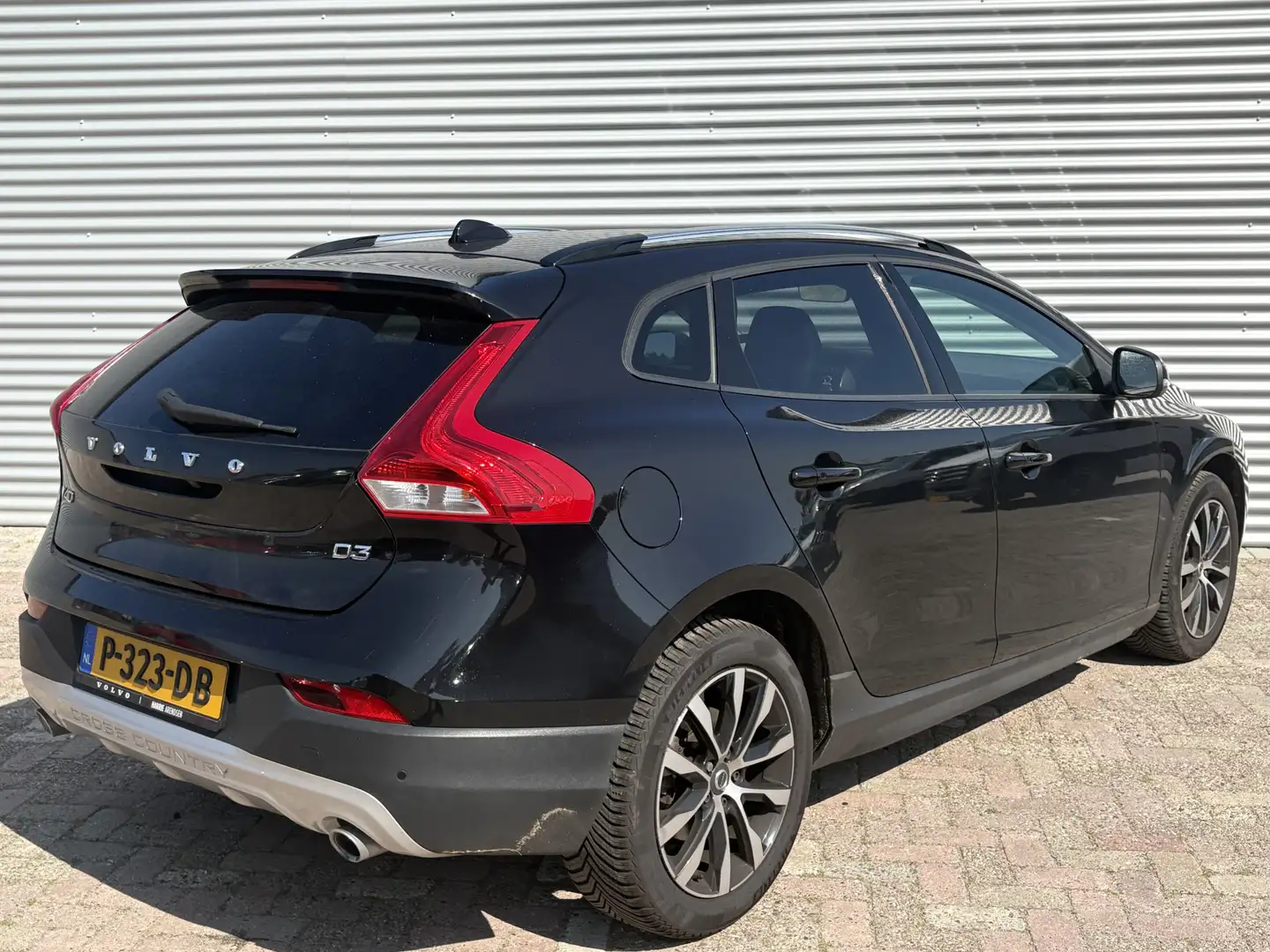 Volvo V40 Cross Country 2.0 D3 Summum | Nieuw Binnen! | ACC | BLIS | Stoel Zwart - 2