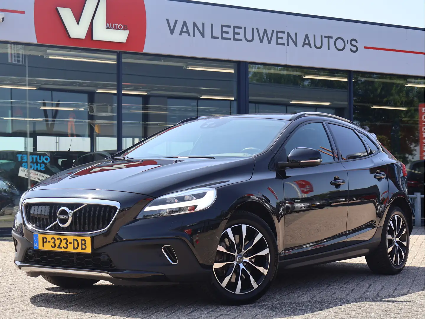 Volvo V40 Cross Country 2.0 D3 Summum | Nieuw Binnen! | ACC | BLIS | Stoel Schwarz - 1