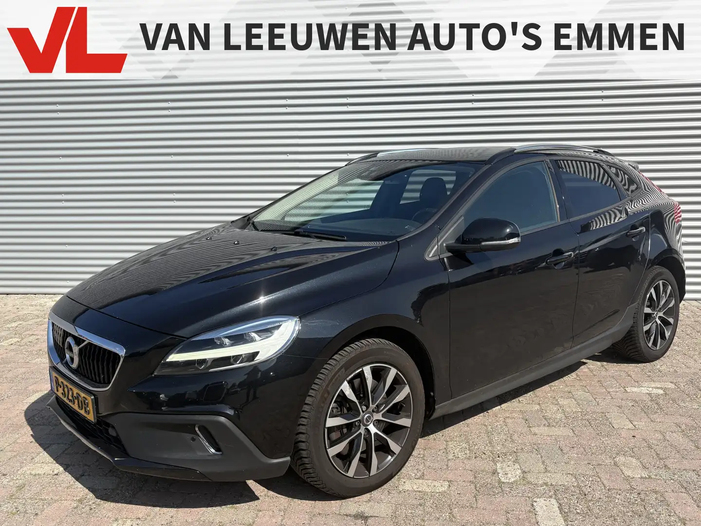 Volvo V40 Cross Country 2.0 D3 Summum | Nieuw Binnen! | ACC | BLIS | Stoel Zwart - 1