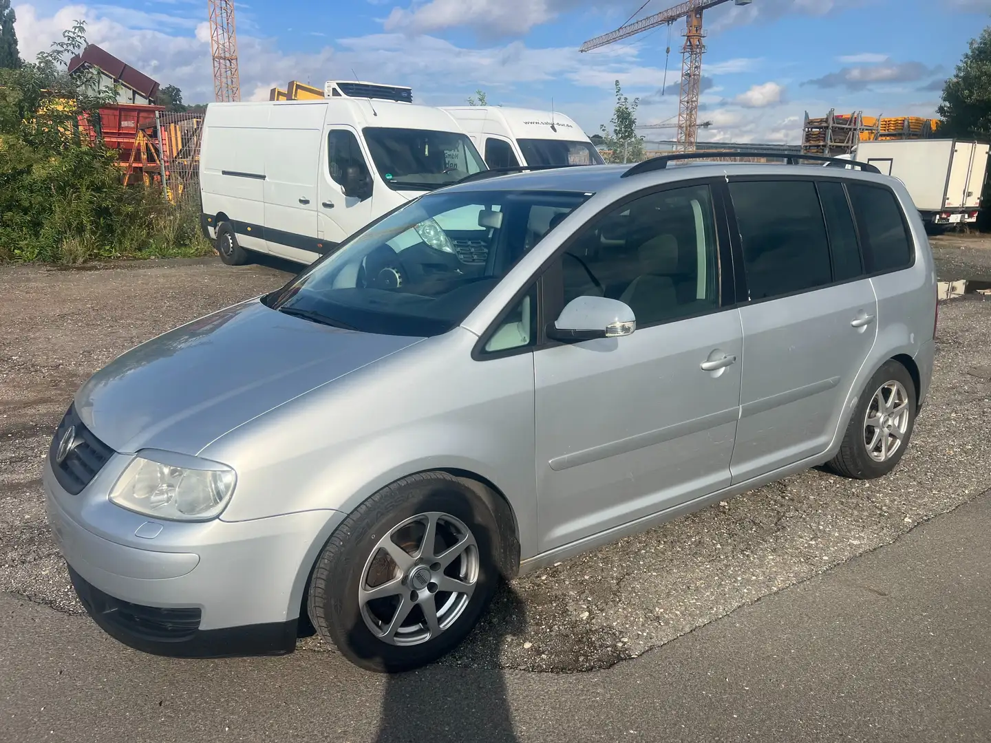 Volkswagen Touran 1.6 FSI Stříbrná - 1