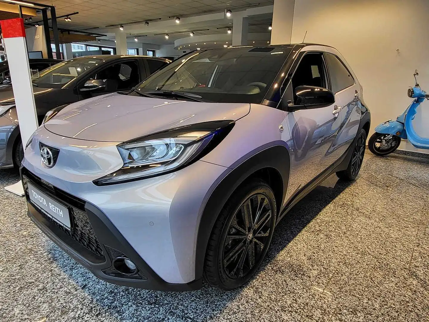 Toyota Aygo X 1,0 l JBL Edition CVT Silber - 2