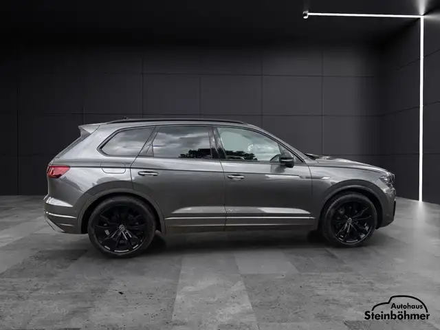 Volkswagen Touareg view 8