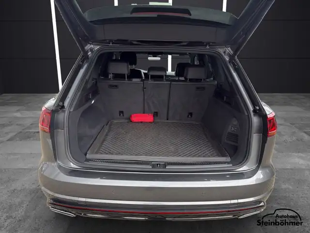 Volkswagen Touareg view 6