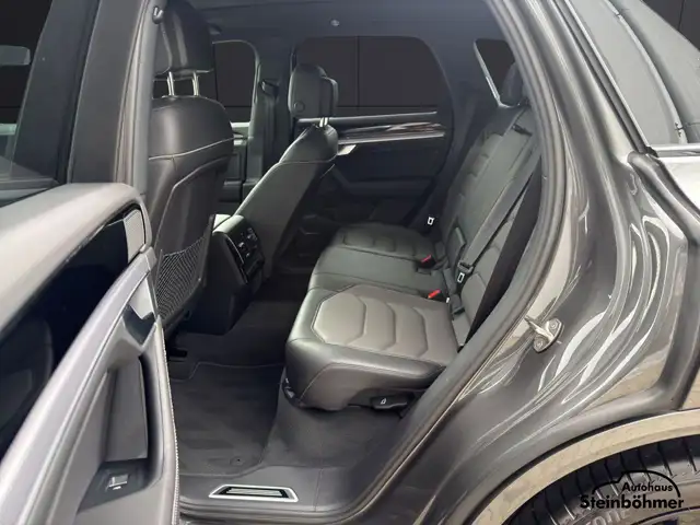 Volkswagen Touareg view 14