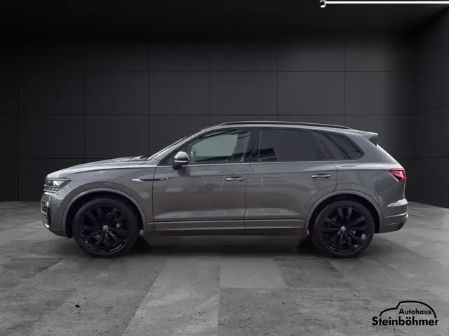 Volkswagen Touareg view 3