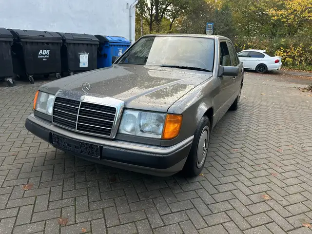 Mercedes-Benz E 230 E-Klasse / Automatik / Schiebedach
