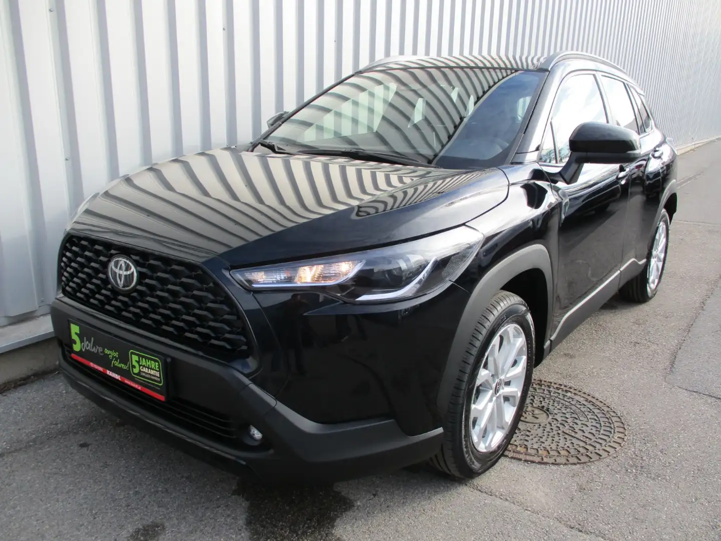 Toyota Corolla Cross 1.8 Hybrid Active 2WD Czarny - 2