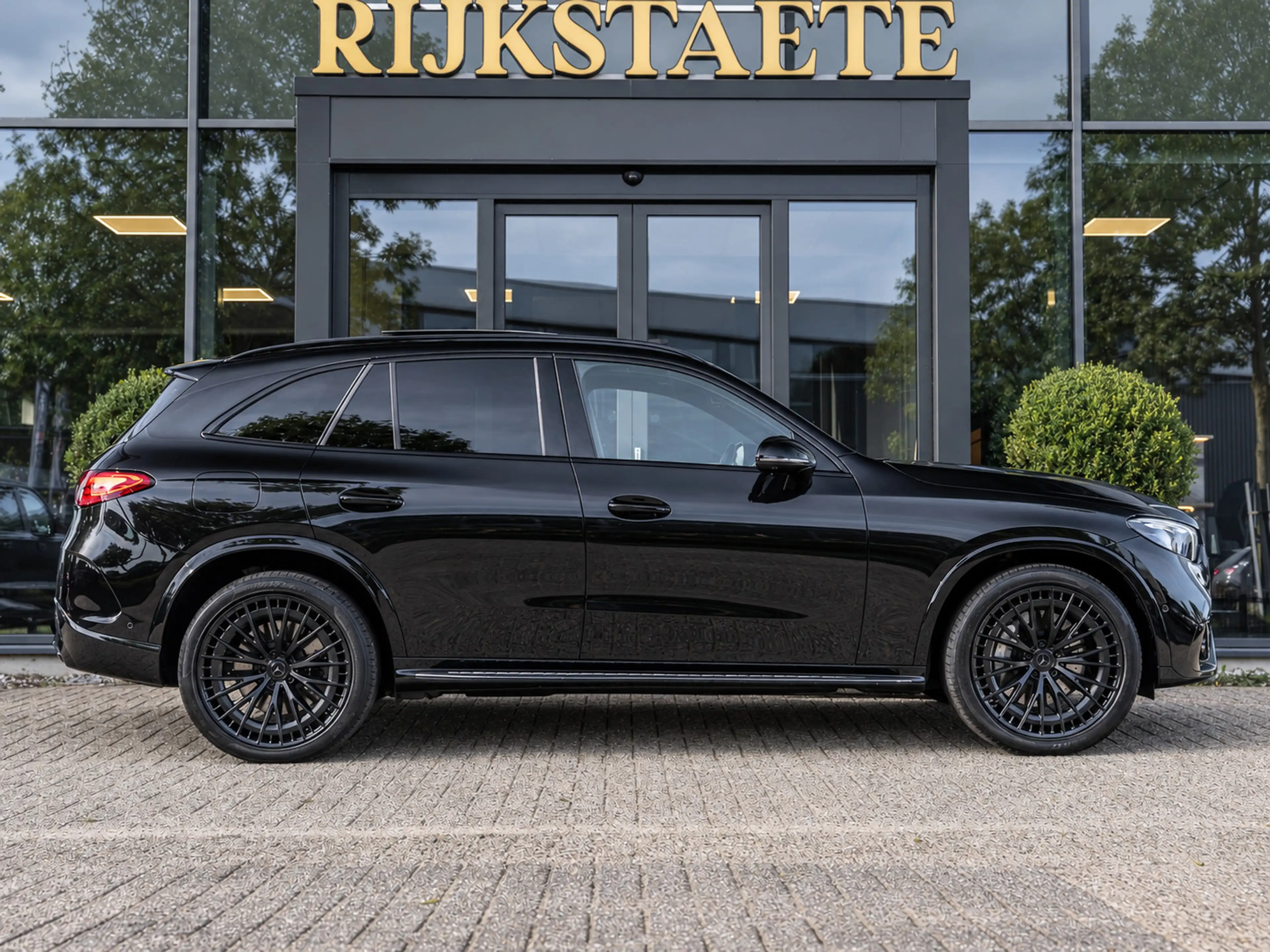 Mercedes-Benz GLC 400 400e 4MATIC AMG Line|PANO|BURM|4WS|LUCHT — photo 6
