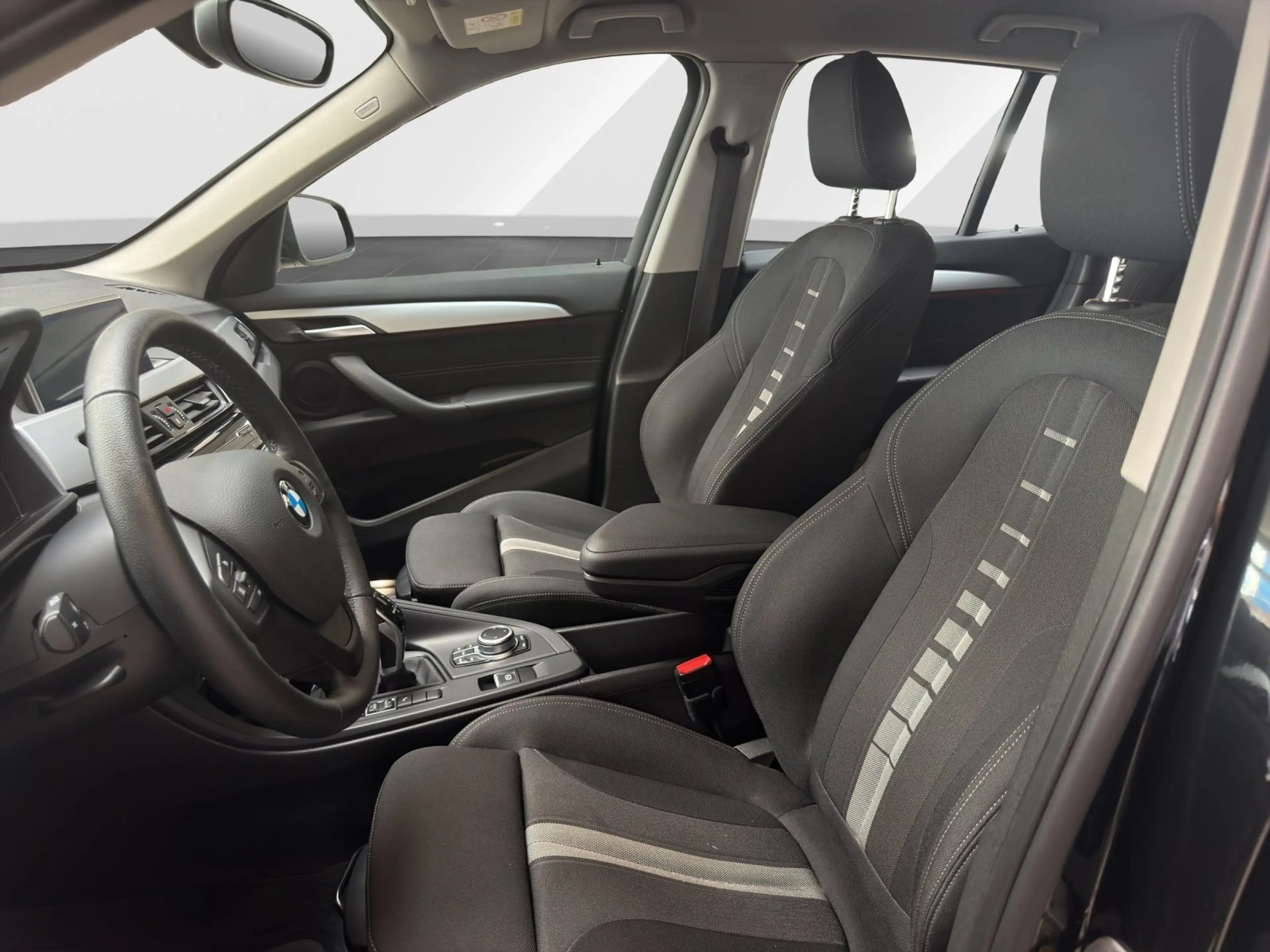 BMW X1 sDrive20i Modell Advantage/ LED/ Parkassistent — photo 11