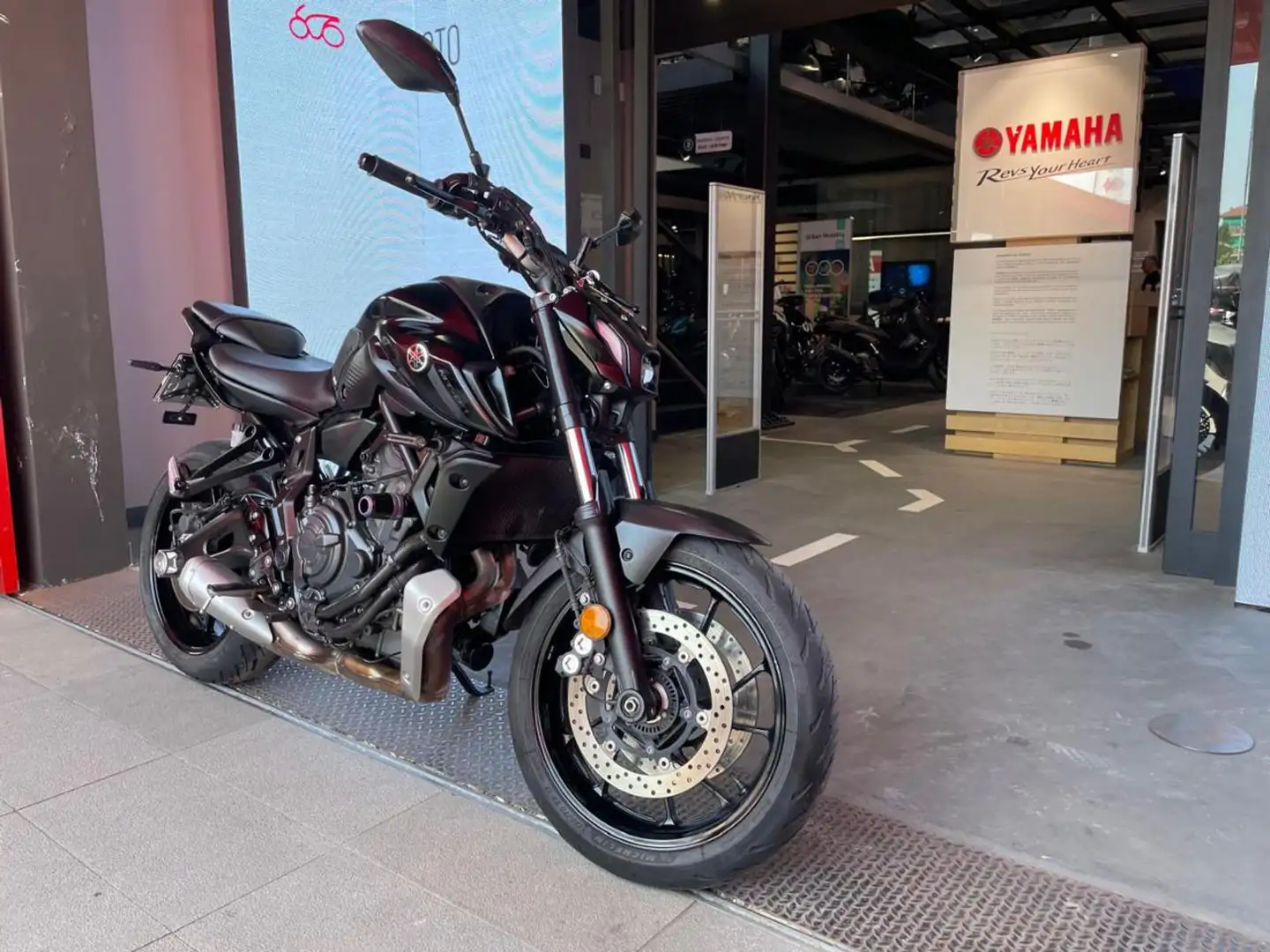 Yamaha MT-07 .35 kw Negro - 2