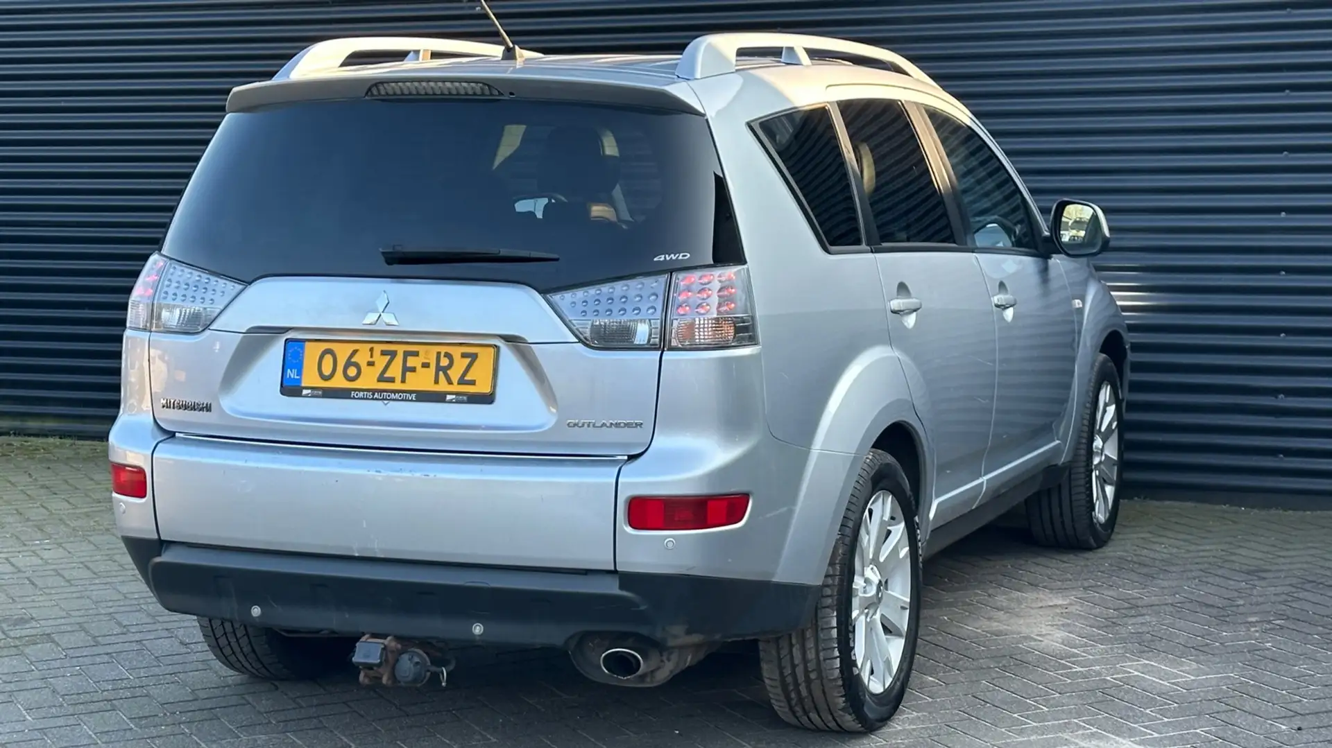 Mitsubishi Outlander 2.4 Instyle | 7-persoons | Schuifdak | Xenon | Led Grau - 2