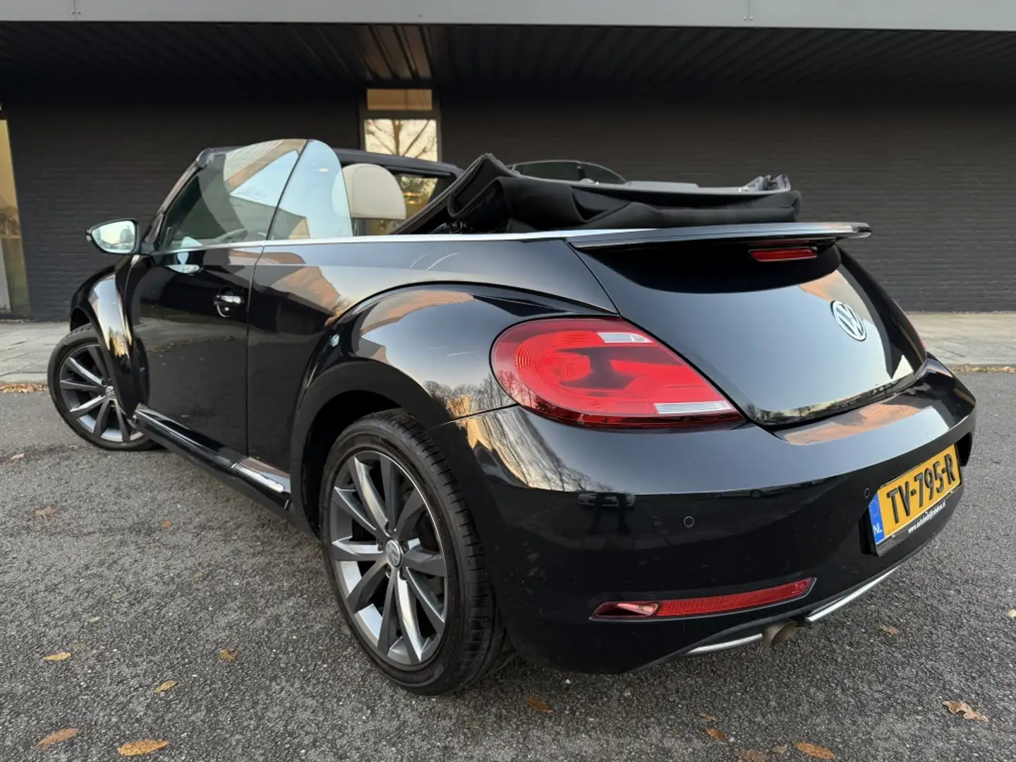 Volkswagen Beetle Cabriolet 1.2 TSI Exclusive S. Schwarz - 2