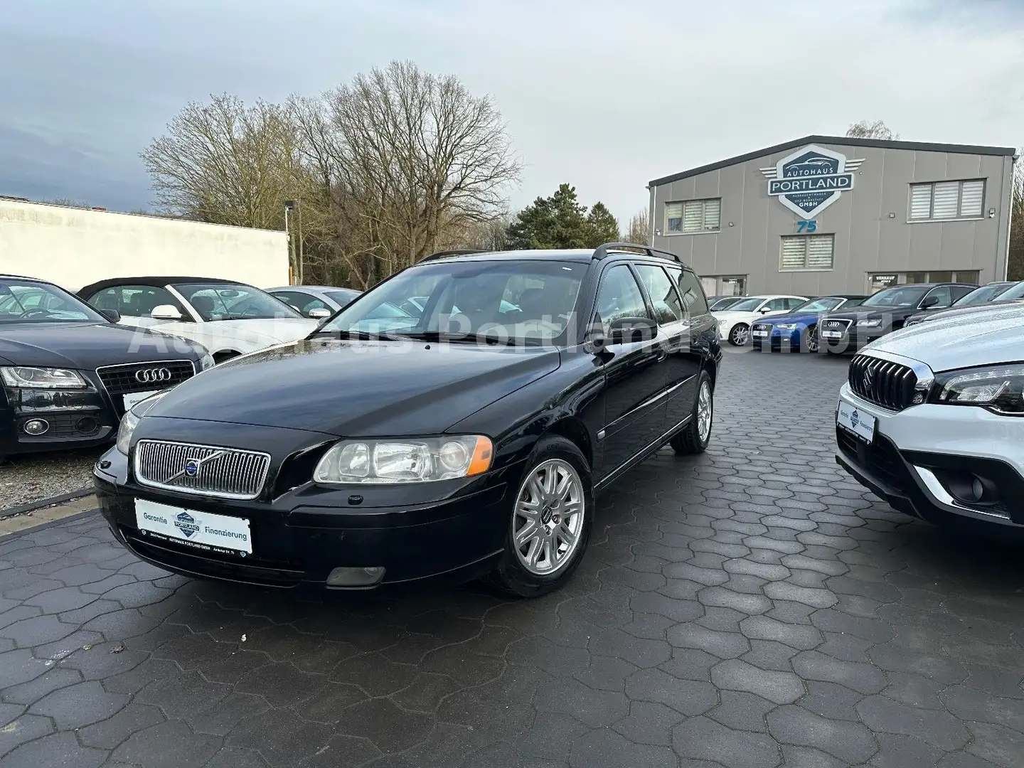 Volvo V70 Kombi 2.5 T Momentum Aut/SHZ/HU Neu/ZR24 Neu Noir - 1