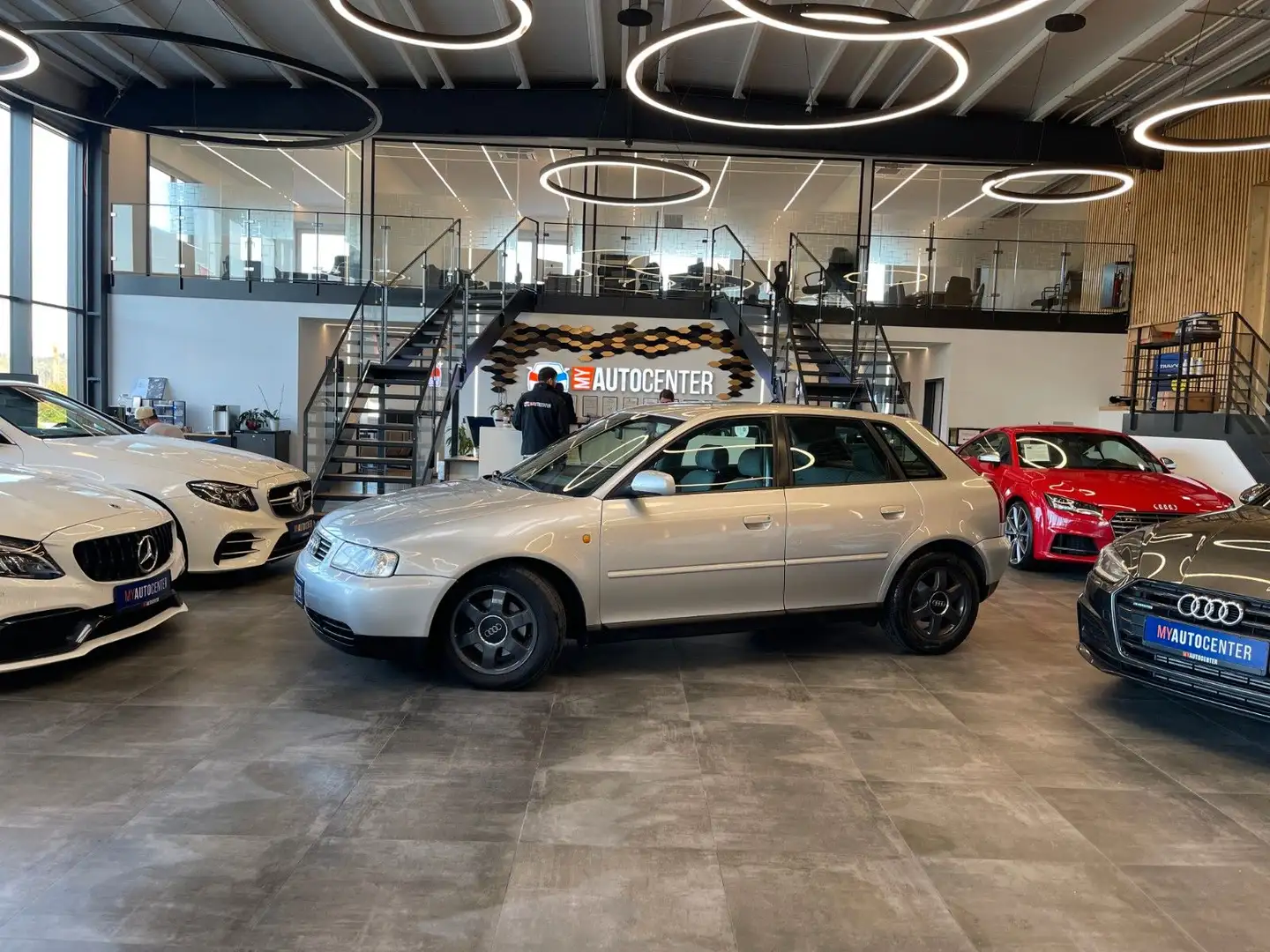 Audi A3 1.8 Automatik Ambition *SHZ*Klima*PDC* Silber - 1