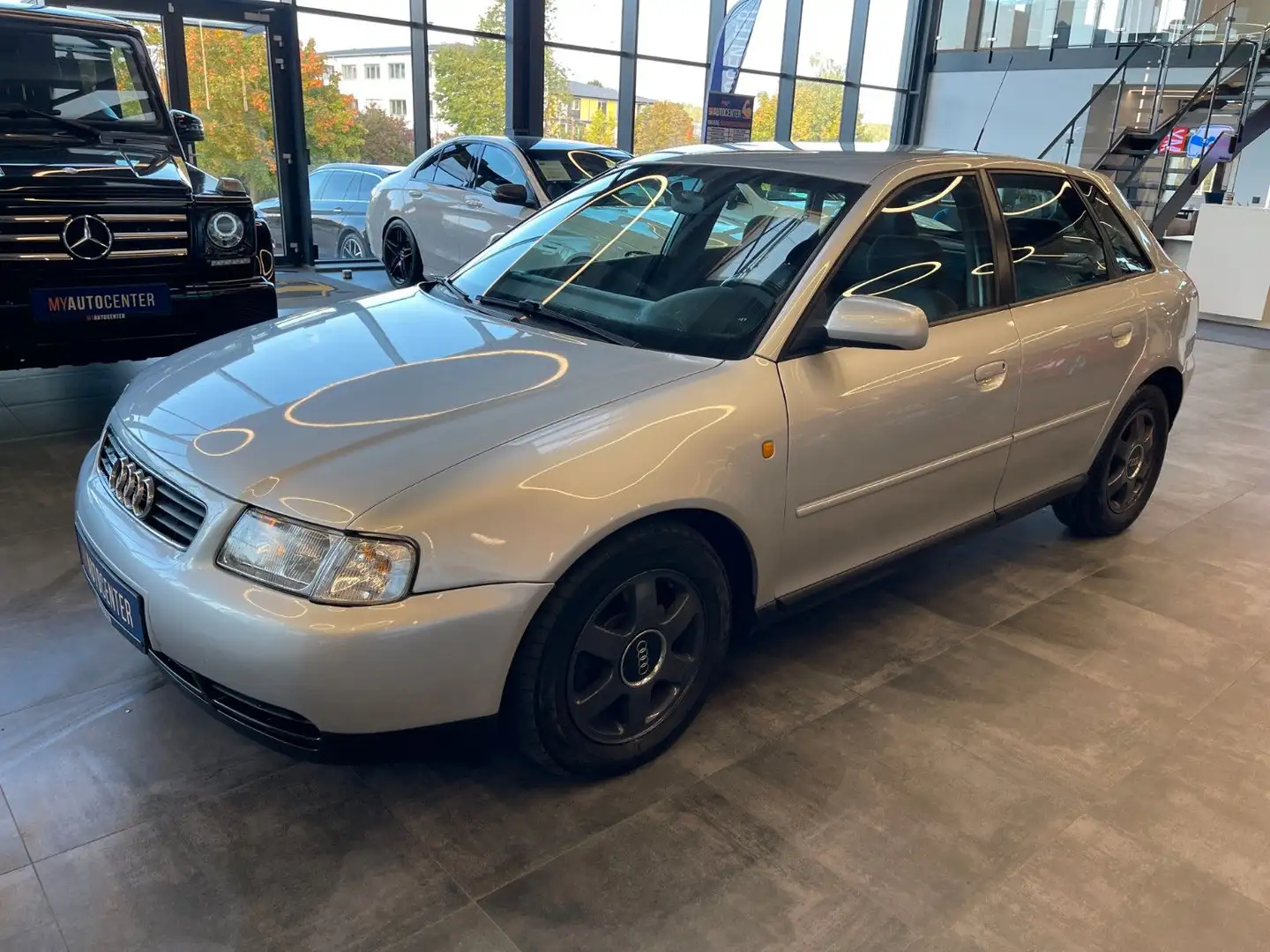 Audi A3 1.8 Automatik Ambition *SHZ*Klima*PDC* Silber - 2