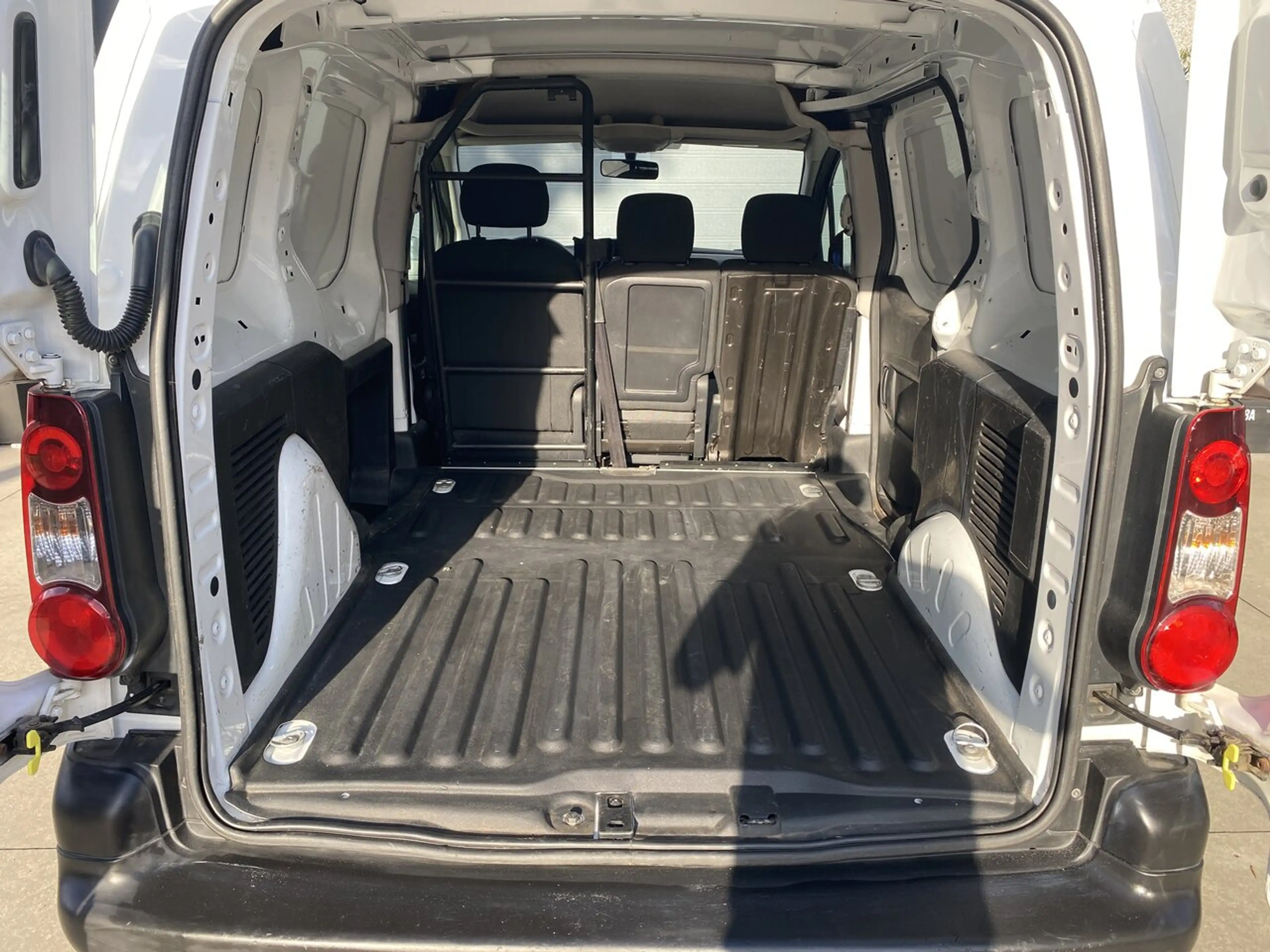 Peugeot Partner 3 zitplaatsen-airco-cruise c.-trekhaak — photo 7