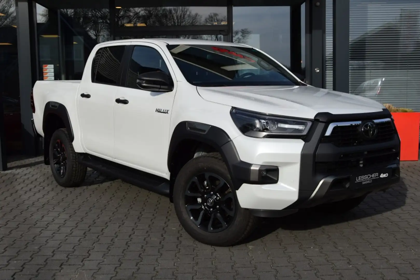 Toyota Hilux 2.8 D-4D DUBBEL CABINE INVINCIBLE A/T  2 SITZ VAN White - 1