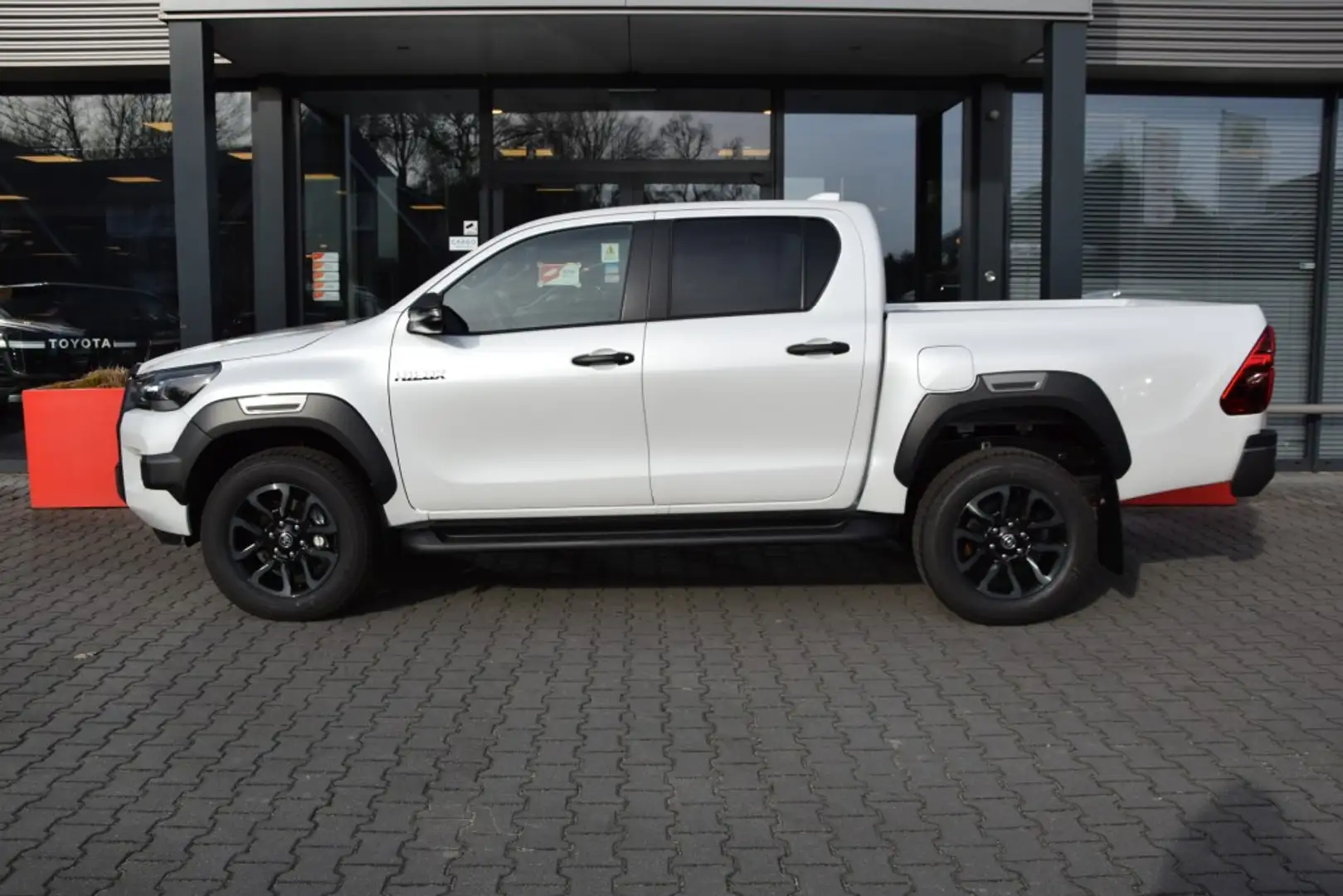 Toyota Hilux 2.8 D-4D DUBBEL CABINE INVINCIBLE A/T  2 SITZ VAN White - 2