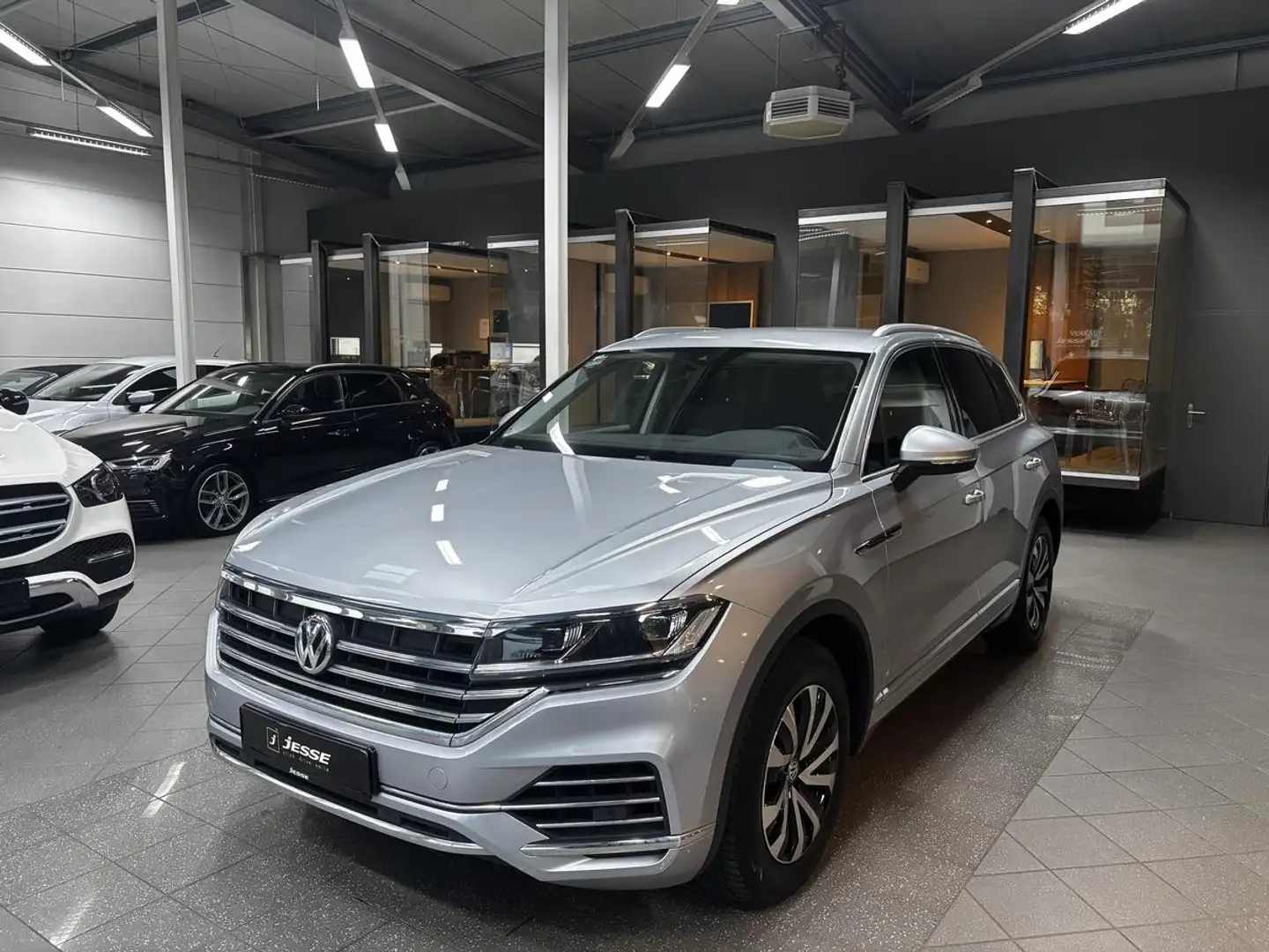 Volkswagen Touareg 3.0 V6 TDI Elegance LED Virtual Temp SHZ Argent - 1